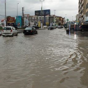 مستنقعات مائية في صور قطعت العديد من الطرق