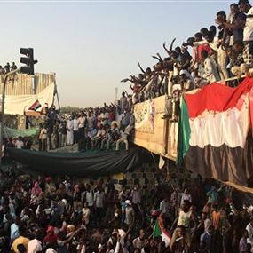 مئات الآلاف من السودانيين يواصلون التوافد على مقرات قيادة الجيش في الخرطوم والولايات