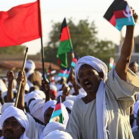 منظمو التظاهرات في السودان دعوا أهالي الخرطوم للتوجه إلى مكان الاعتصام أمام مقر الجيش