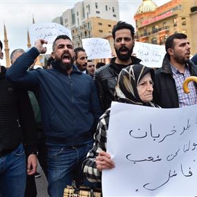 ناشطو الحراك المدني انطلقوا من ساحة الشهداء باتجاه المرفأ 