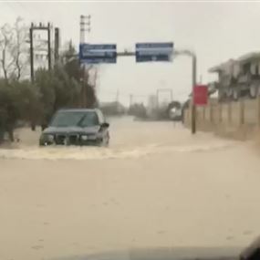 طريق بشمزين كفرحزير مقطوعة بسبب العاصفة