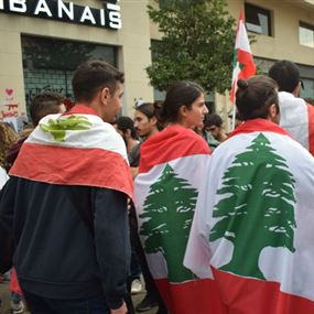 بالفيديو والصور... طريقة جديدة يعتمدها اللبنانيون لإغلاق الطرقات خلال الحراك الشعبي