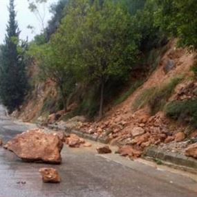 سقوط جدران صخرية وانجرافات في بنت جبيل