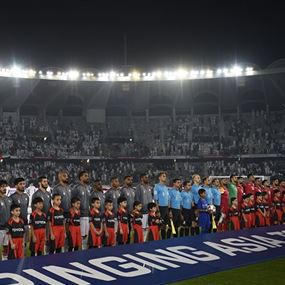 بالفيديو... مشجعو المنتخب اللبناني ينظفون الملعب بعد انتهاء مباراة منتخبهم في الإمارات