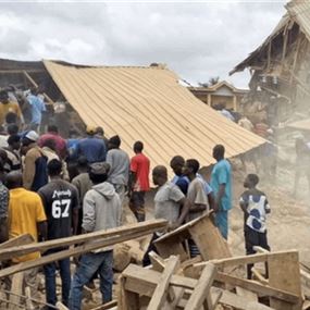 في نيجيريا...انهيار مبنى مدرسة يودي بحياة العشرات